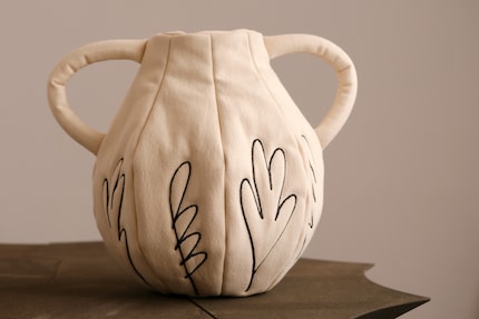 Die Skulpturen «Soft Vase» von Pieces of Jade, Baumwolle und Watte, 2024.