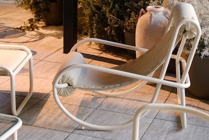 Die Liege «Locus Solus Sun Lounger» von Jacquemus + Exteta, Stoff, Rohrrahmen aus Edelstahl, 2024.