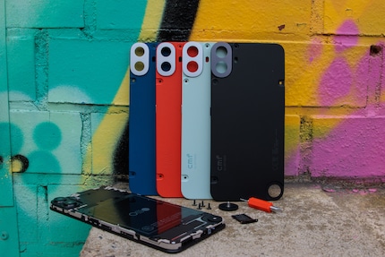 CMF offers interchangeable covers in three colours, each with a matching SIM card compartment, as well as screws and cover for the accessory connection.