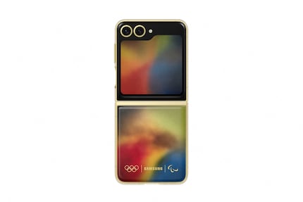 De Galaxy Z Flip 6 Olympic Edition met de flipsuithoes van Berluti.
