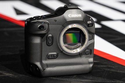 Le Canon EOS R1 est doté d'une texture adhérente sur une grande surface.