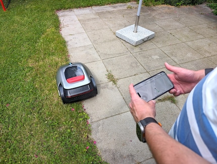 De randen moeten één keer handmatig worden afgelegd, met de smartphone als joystick.
