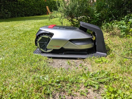 De robotmaaier laadt zich tussendoor op aan het basisstation als dat nodig is.