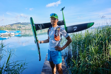 Vor dem Training: Nicolas steht mit seiner Ausrüstung der Schweizer Wassersport-Marke Indiana am Start.