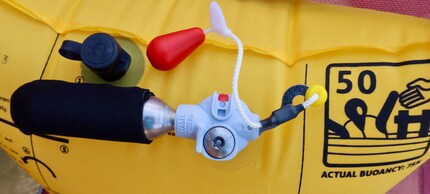 So sieht das Innenleben des Restube PFD mit dem Auslösemechanismus aus.
