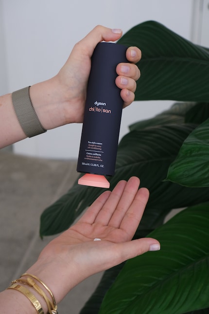 Om het product aan te brengen, druk je gewoon de trechtervormige precisie-applicator tegen de palm van je hand.