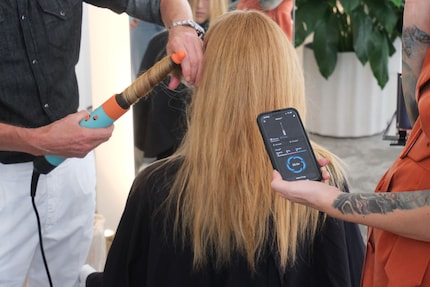 Wie der «Airwrap i.d.» mithilfe der App stylt, wurde während der Pressevorführung an einem Haarmodel demonstriert.