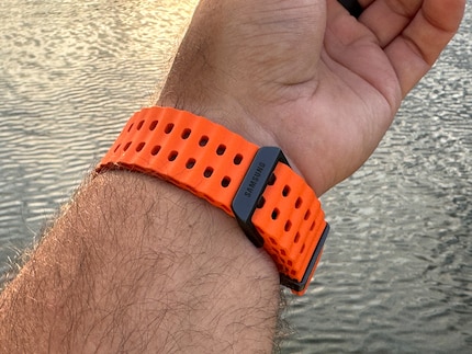 De band is comfortabel en aangenaam - zelfs bij zomerse temperaturen.