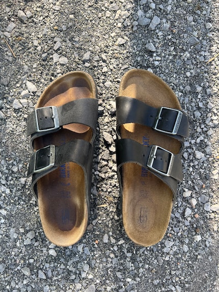 Der bearbeitete Schuh rechts sieht wieder frisch aus.