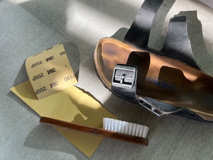 Mit Schleifpapier kriegst du die Innensohle deiner Birkenstocks wieder sauber.