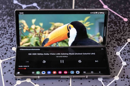 Dit is ook hoe ik video's bekijk op de Samsung Galaxy Z Fold 6. Deze heeft echter minder zwarte randen door de langwerpige vormfactor.