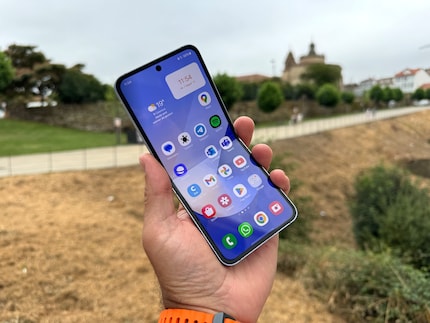 De Flip 6 is een smartphone van normaal formaat die je dubbel kunt vouwen.