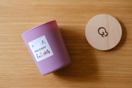 Das Design von Ava & May zeichnet sich durch ein klares Glasgefäss aus, das häufig mit einem schlichten Etikett versehen ist.