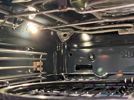 De camera die in de oven filmt bevindt zich linksboven.