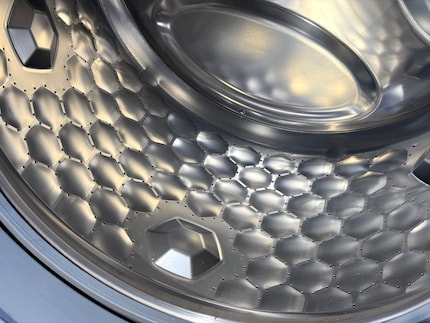 Instead of coarse grooves, the drum has a fine honeycomb pattern.