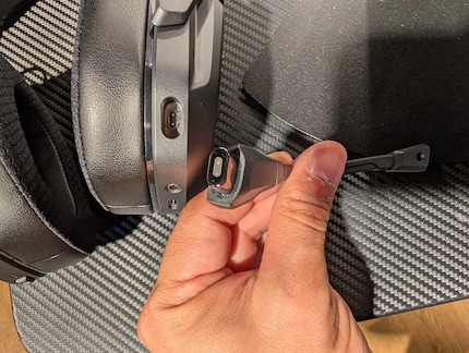Le micro est magnétique et s'enlève facilement.