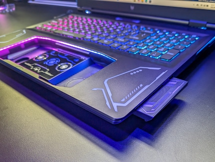 De uitschuifbare luidsprekers bevinden zich aan de zijkant van het touchpad.