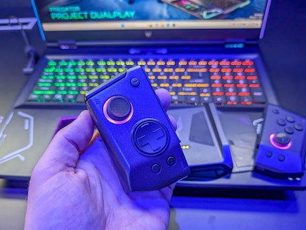 De zijdelen zijn afneembaar en functioneren dan als onafhankelijke controllers.