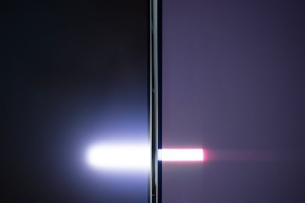 Unter Lichteinstrahlung verliert WOLED (links) weniger Kontrast als QD-OLED (rechts)