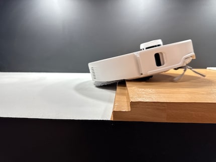 De Roborock schiet letterlijk over het obstakel heen, maar hier heeft de drempel een kleine tussenstap ingebouwd.
