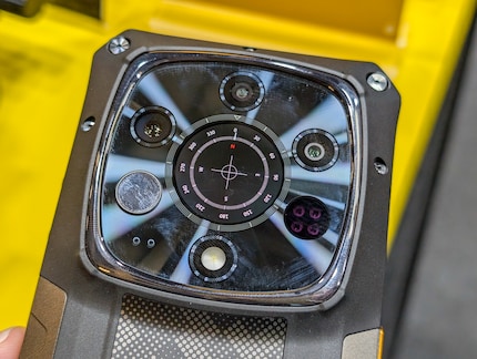 Er zit een display tussen de camera's in een cirkel.