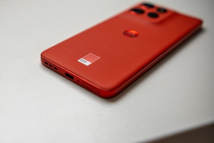 Kevin vindt de Pantone rode kleur van de Motorola Edge 50 Neo mooi.