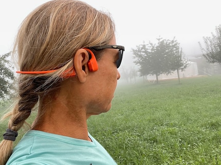 Die «Open Run Pro 2» sitzen beim Joggen auch mit Sonnenbrille gut.
