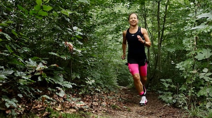 Ein erster Test auf dem Trail: Der Schuh ist griffig mit guter Kontrolle und Federung.