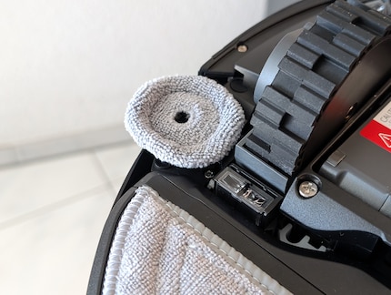 The mini mop is moistened and cleans the edge.