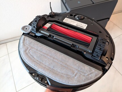 The mop plate with the textile cover vibrates.