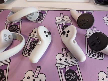 De controllers hebben geen beugel meer nodig zodat ze de sensoren van de headset kunnen volgen.