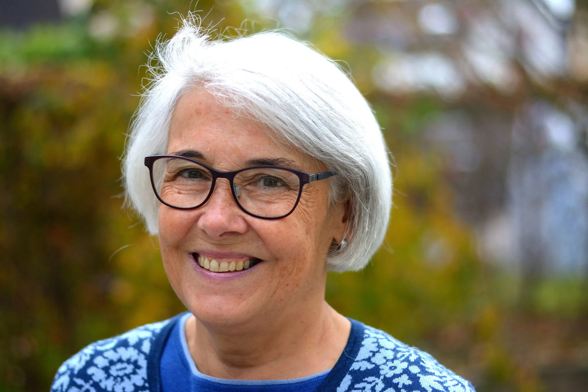 Decades in the field: as a head lice specialist, Johanna Gut checks children’s heads for lice.