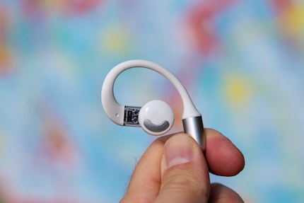 Le petit haut-parleur se trouve sur la face interne des Ear (open).