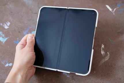 Invisible ziet er anders uit. De vouw op de Pixel 9 Pro is aanwezig, maar leidt meestal niet af.