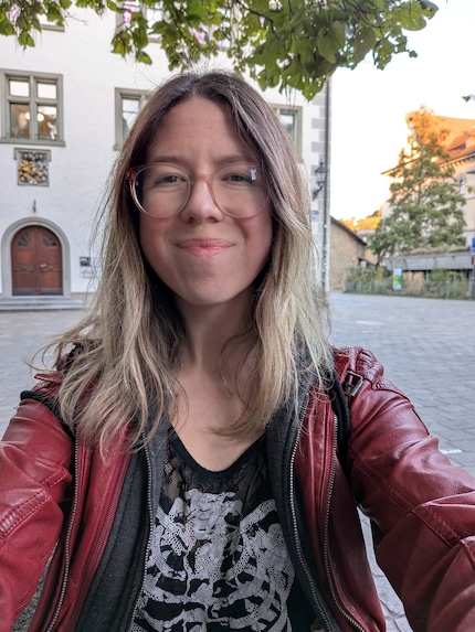 Ik kan ook selfies nemen met de hoofdcamera dankzij het opklapbare scherm. Ik heb niet eens de portretmodus nodig voor een goede bokeh