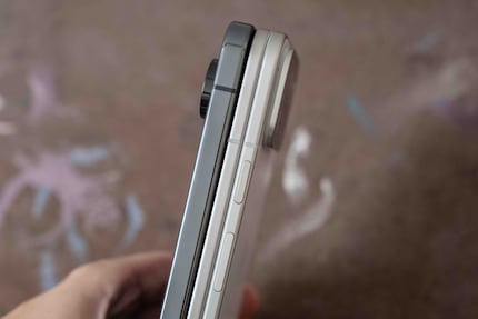 De Pixel 9 Pro Fold is slechts één centimeter dik als hij vlak wordt gesloten. Hier in vergelijking met de Google Pixel 9 Pro (links).