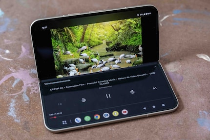 Ik bekijk video's op de Pixel 9 Pro Fold halfgeopend zonder de telefoon vast te hoeven houden.