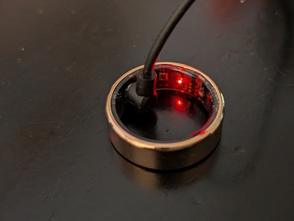 Der Ring wird mit einem Kabel geladen, das im Innern angedockt werden muss.