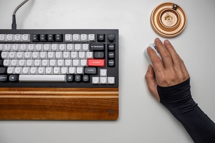 Les manchons de jeu comme ceux de l'image peuvent s'étendre jusqu'au-dessus de la main.