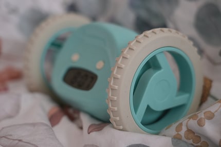 Clocky rast auf Rädern wie ein Irrer durchs Kinderzimmer.