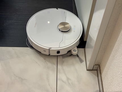 De robot schuift automatisch de zijborstel aan de voorkant uit in hoeken en randen.