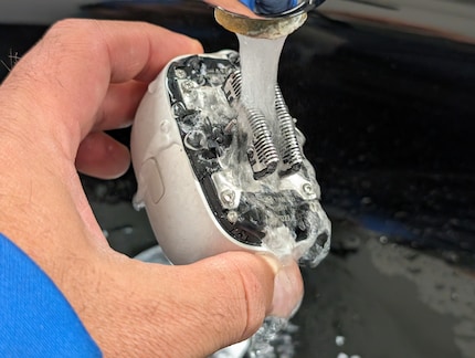 Der Rasierapparat ist wasserdicht und kann einfach abgespült werden.
