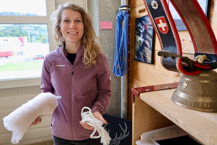 Productmanager Susanne Leutner laat het touw, de vulling en een jack met lusisolatie zien.