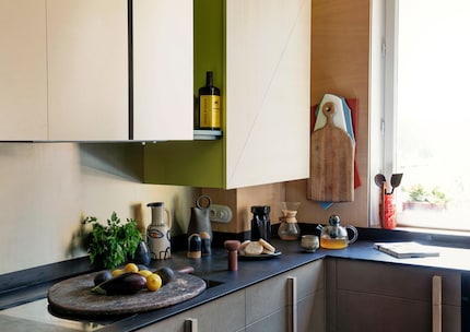 Le vase s’intègre parfaitement dans la cuisine.