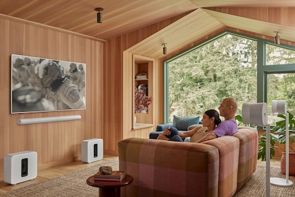 De Sonos Arc Ultra wekt de illusie van vier plafondluidsprekers met slechts twee naar boven gerichte drivers.