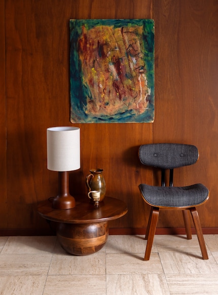 The fabric shade meshes well with the wooden base.