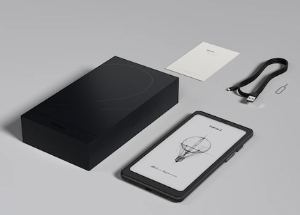 The Onyx Boox Palma 2 in black with scope of delivery.