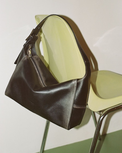 Straightforwardly chic: the Lou Hobo model from Liebeskind Berlin.
