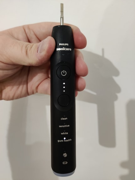 The handpiece shows me which cleaning mode and intensity level I’ve currently selected. The pressure signal ring is on the bottom of the handle.