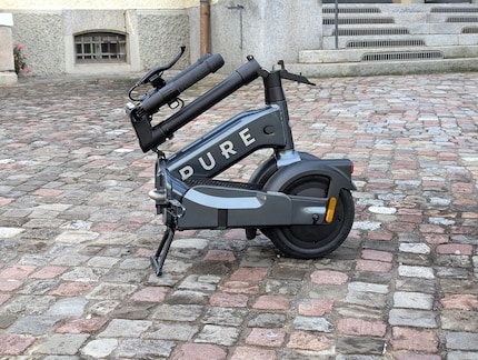 En zo ziet de e-scooter er opgevouwen uit.